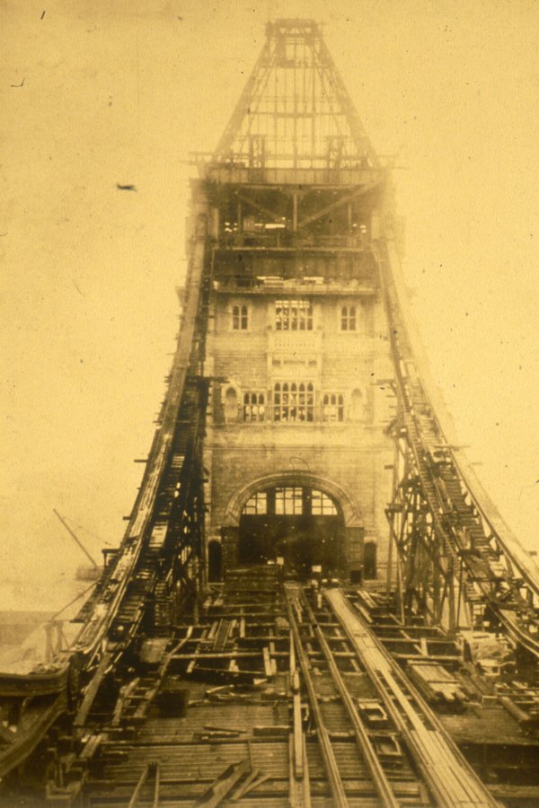Tower Bridge - construction