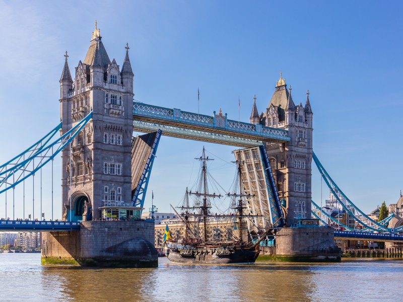 oyente intermitente Menstruación How often and why does Tower Bridge open? Do vessels have to pay to raise  its bascules? | Tower Bridge