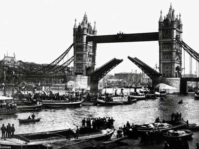 Black and white image of vessels queuing to pass through Tower Bridge