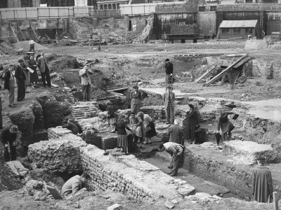 The excavation of the London Mithraeum in black and white. Workers can be seen clearing the area where the Bloomberg building now stands.
