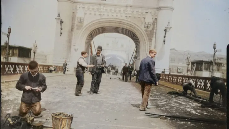 Victorian workers working on Tower Bridge recolour