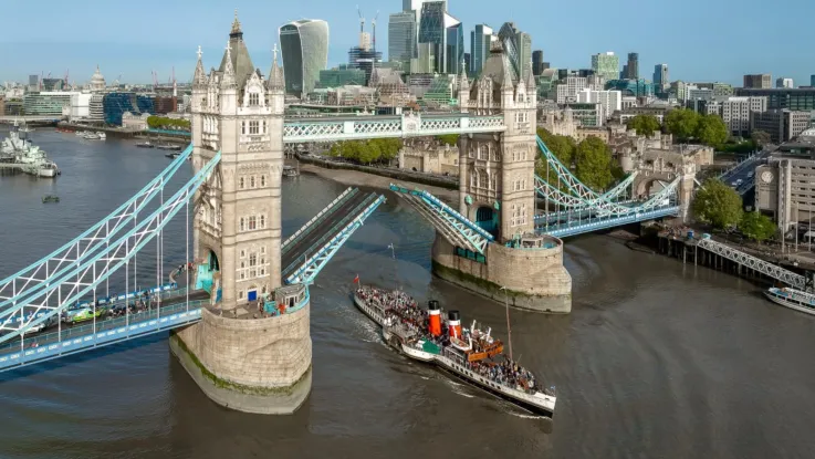 Waverley paddle steamer sailing through Tower Bridge